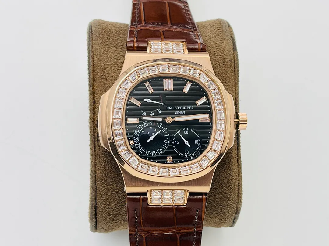 【Top Replica】💰5300! Patek Philippe [PFF Factory2022 Wall Crack Recommendation] The highest version on the market V5 upgraded ultra-thin version [The highest quality version on the market] Patek Philippe Patekphilippe Sports Series (Nautilus) 5724 (Domineering President) upgraded ultra-thin version of the Pearl Tuo, details: 1⃣️All functions are the same as the genuine ones (10-digit kinetic energy display, 7-digit calendar and moon phase 4-digit small second hand), with the same horizontal embossed pattern as the original, with fluorescent scales! 2⃣️Diameter 40 mm, 904L gold-plated stainless steel, sapphire glass mirror. 3⃣️The outer diamonds of models 5722 and 5724 are Swarovski diamonds, which are transparent and shiny, with extraordinary temperament. As close to the original as possible within the current state of the art, this watch is ready for all occasions! PFF Factory’s ingenious work welcomes your appreciation! (Buy now and get a PFF factory-customized version of a business pen for free, so that you can face any challenge calmly with full taste and style)